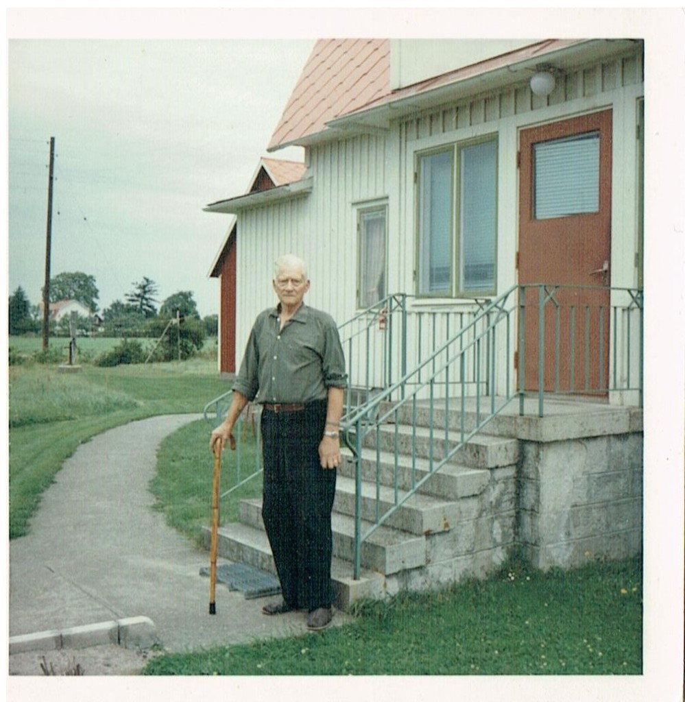 1966 -Ragnar vor dem Wohnhaus